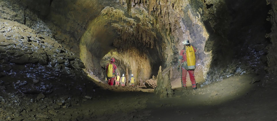 Vista del interior de una cueva del sistema de cavidades del Alto Tejuelo en Cantabria