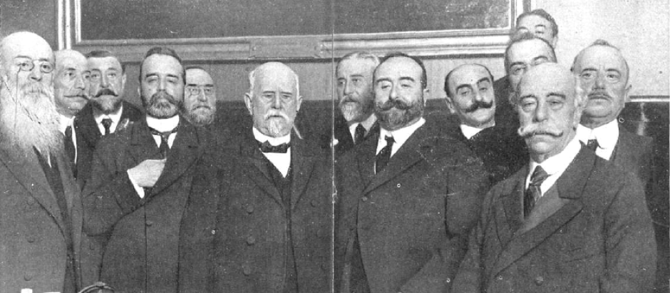 Eduardo Dato fotografiado junto a otros miembros del Partido Conservador, en 1913