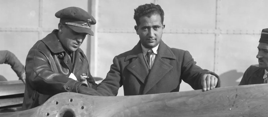 El comandante Ramón Franco (derecha) y el capitán Julio Ruiz de Alda (izquierda), durante los preparativos del vuelo del hidroavión 'Plus Ultra'