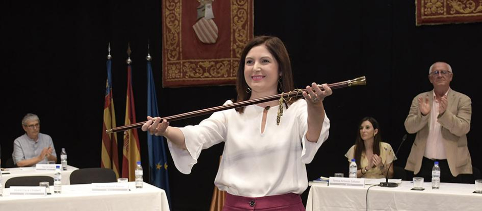 La alcaldesa de Paiporta (Valencia), María Isabel Albalat, en su toma de posesión