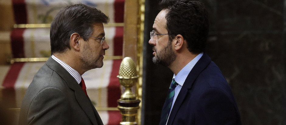 El entonces ministro de Justicia, Rafael Catalá, y el portavoz del PSOE en el Congreso, Antonio Hernando, en 2016