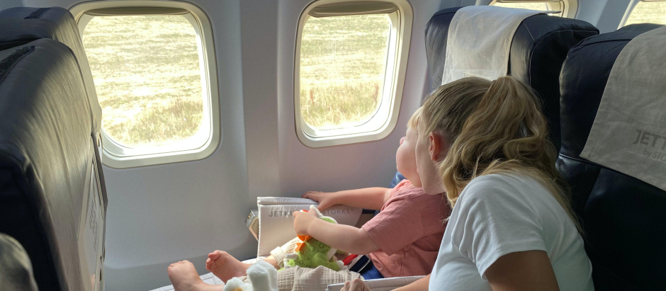 Un niño viaja en avión