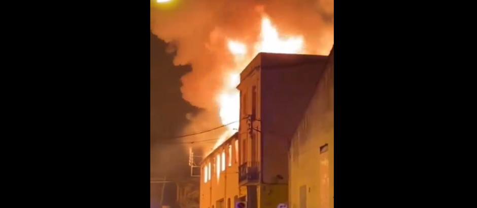 Imagen del incendio de una antigua fábrica en Canet del Mar (Barcelona)