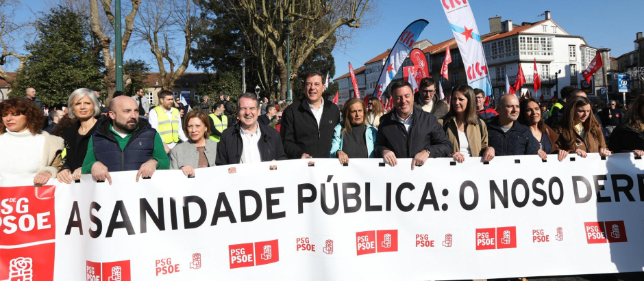 El candidato socialista a las elecciones gallegas, José Ramón Gómez Besteiro (c) partipa en la manifestación de apoyo a la sanidad pública