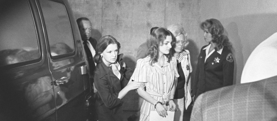 Hearst es escoltado por los alguaciles a un juzgado de Los Ángeles para una vista previa al juicio por el tiroteo en Mel's Sporting Goods en mayo de 1976.