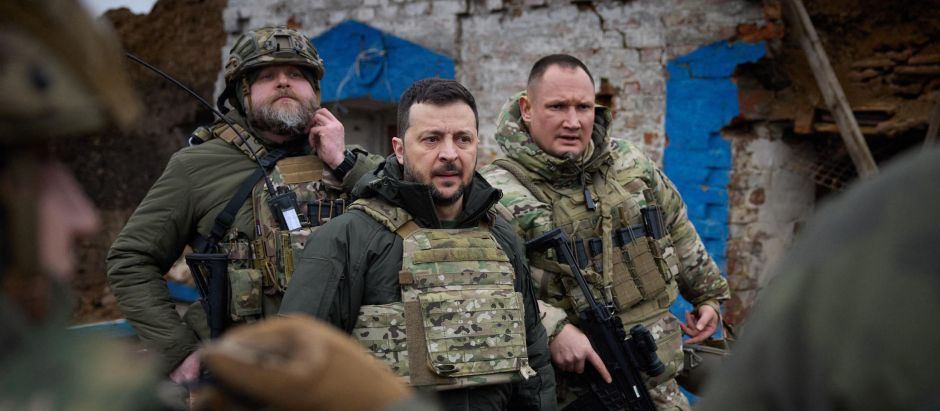 El presidente de Ucrania, Volodimir Zelenski, con militares durante su visita a la región de Zaporiyia