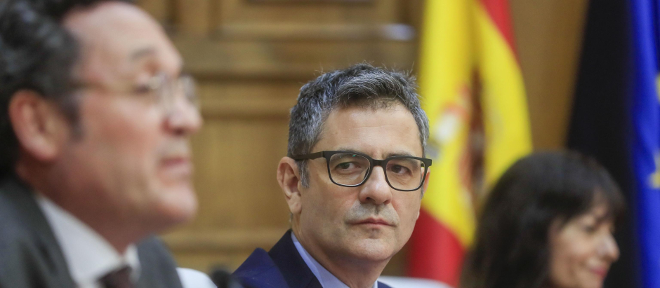 El ministro Félix Bolaños observa al fiscal general del Estado