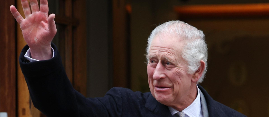 El rey Carlos III saliendo de la clínica de Londres el pasado 29 de enero