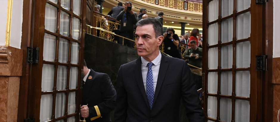 El presidente del Gobierno, Pedro Sánchez, a su salida tras una sesión plenaria, en el Congreso de los Diputados