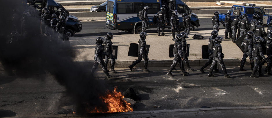 Gendarmes senegaleses patrullan una carretera durante las manifestaciones convocadas por los partidos de la oposición en Dakar