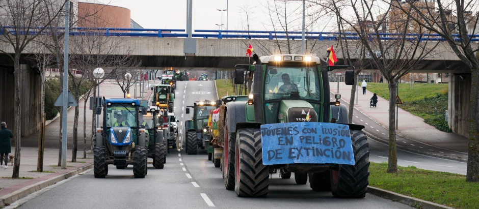 Tractores marchan por la carretera Pradoviejo de Logroño.