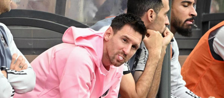 Messi comiendo chicle en el banquillo durante el partido de su equipo en Hong Kong