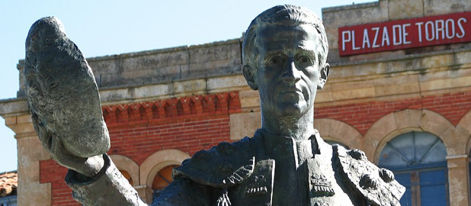 Estatua de El Viti en la Plaza de Toros de Salamanca