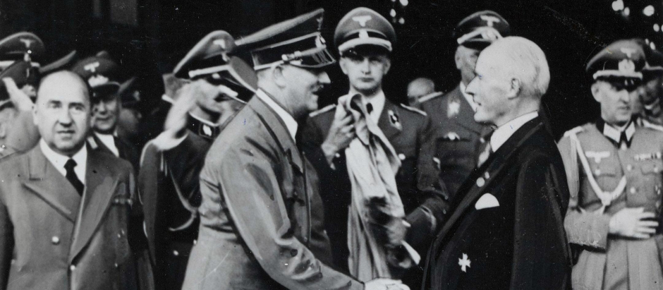 Gustav Krupp recibe la Insignia de Oro del NSDAP de manos de Adolf Hitler en la ciudad alemana de Essen, 1940