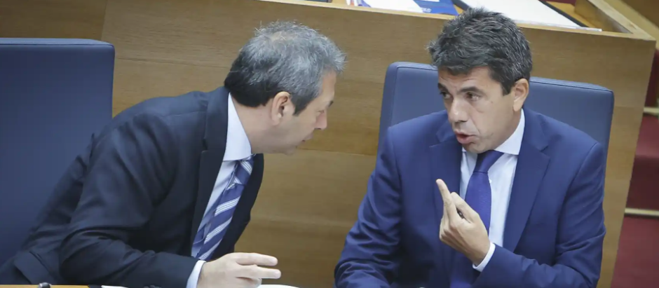 Carlos Mazón y Vicente Barrera conversan durante una sesión en las Cortes Valencianas