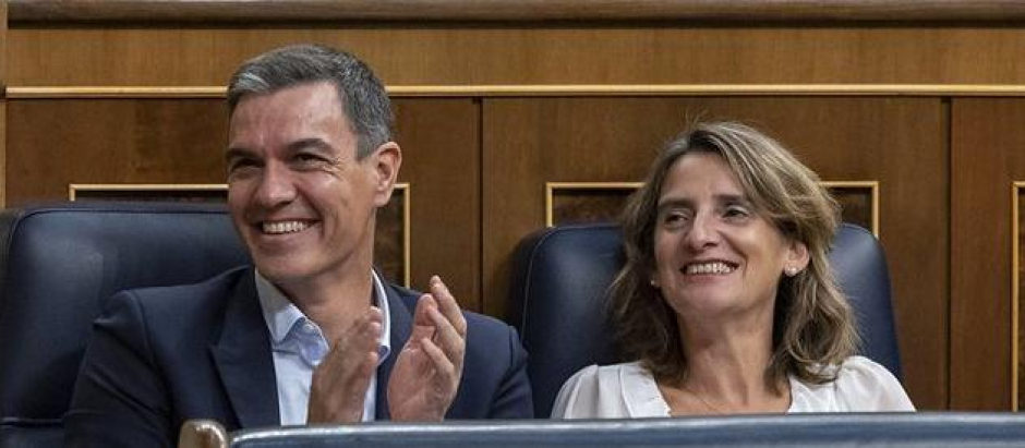 El presidente del Gobierno, Pedro Sánchez, y Teresa Ribera, en el Congreso de los Diputados