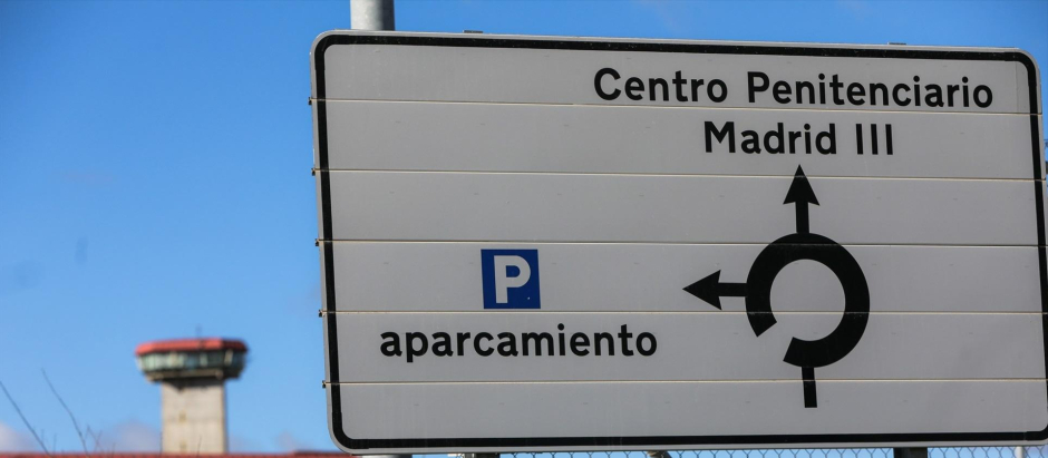 Un cartel indica la dirección a la entrada de la Cárcel de Valdemoro
