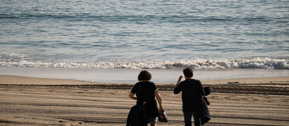 Dos personas pasean por la playa de Silgar, a 25 de enero de 2024