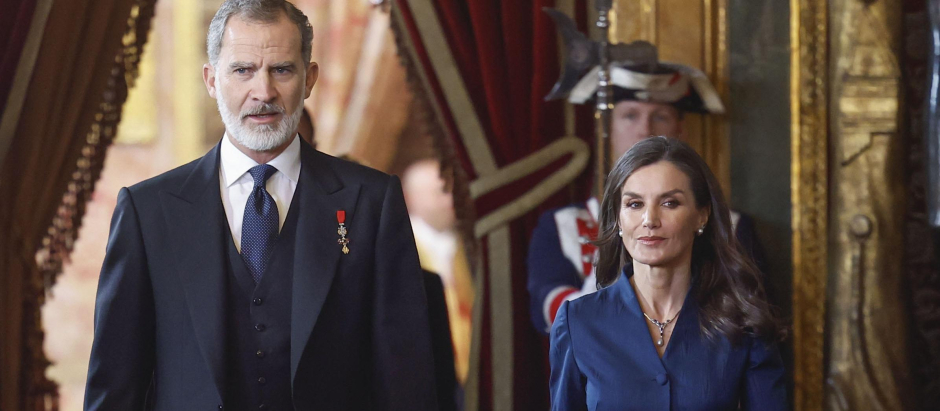 MADRID, 31/01/2024.- Los reyes Felipe VI y Letizia a su llegada a la recepción celebrada este miércoles en el Palacio Real con los miembros del cuerpo diplomático acreditado en España. EFE/ Chema Moya  POOL