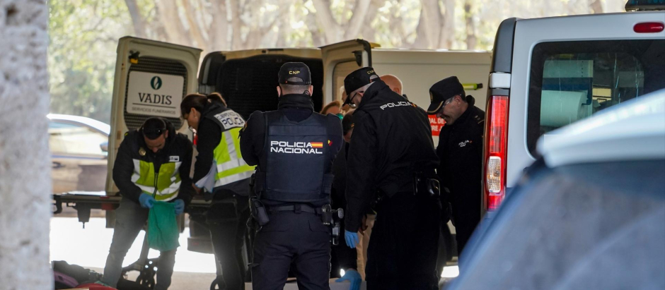 Agentes de la Policía Nacional y efectivos sanitarios en el lugar donde un indigente ha matado a otro, en Valencia