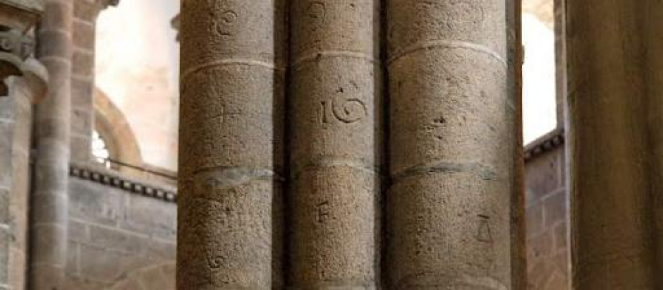 Algunas de las marcas de la catedral de Santiago de Compostela