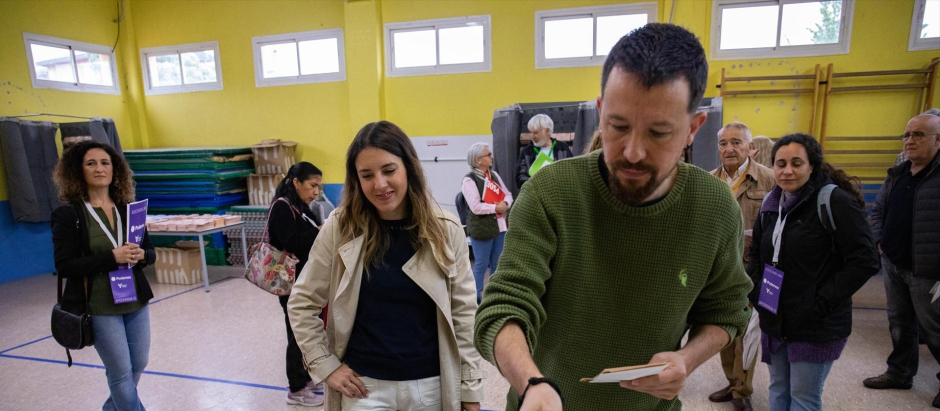LLa ministra de Igualdad y secretaria de Acción de Gobierno de Podemos, Irene Montero y el exvicepresidente segundo del Gobierno y exlíder de Podemos Pablo Iglesias, ejercen su derecho al voto en el Colegio Público La Navata