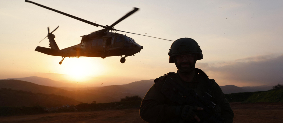 Un helicóptero Black Hawk israelí en el despliegue junto a la frontera del Líbano