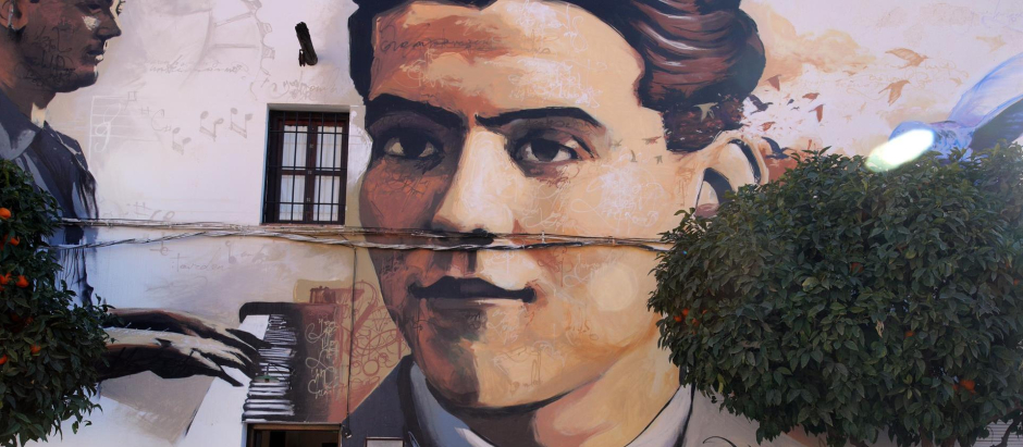 Retrato de Federico García Lorca pintado en la fachada de la casa natal del poeta en Fuentevaqueros (Granada)