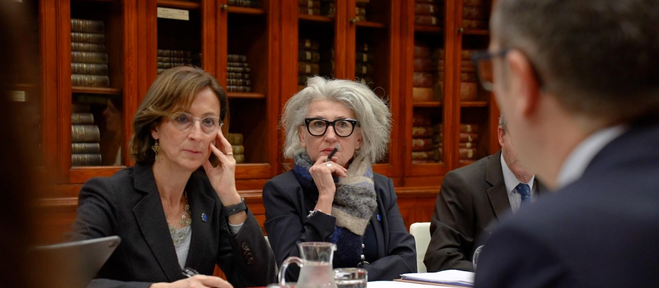 La italiana Marta Cartabia (izquierda) y la suiza Regina Kiener escuchando al ministro Bolaños
