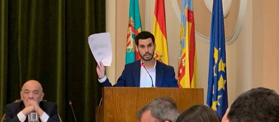 El concejal de movilidad, Cristian Ramírez, durante su intervención en el pleno extraordinario del Ayuntamiento de Castellón