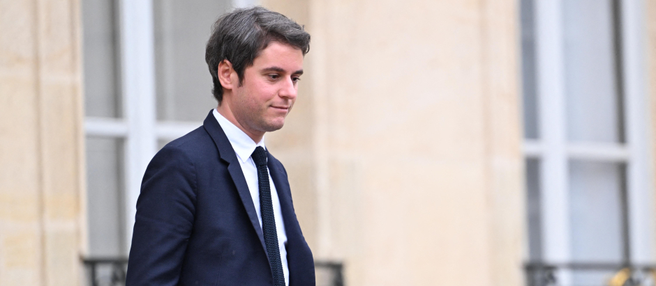 El primer ministro francés, Gabriel Attal, abandona el palacio del Elíseo en París