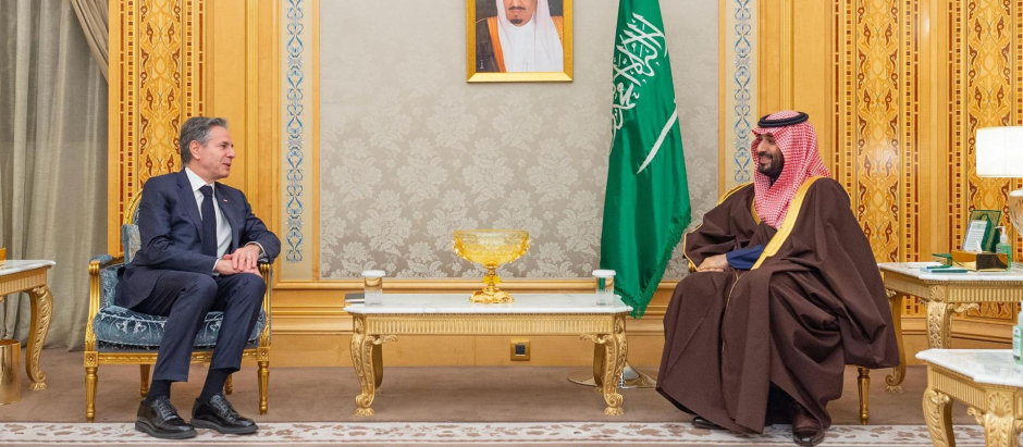 El Príncipe Heredero Saudí Mohammed bin Salman junto al secretario de Estado de Estados Unidos, Antony Blinken