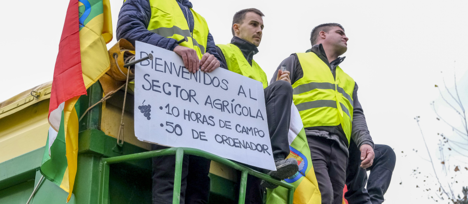 Los agricultores riojanos se manifiestan a las puertas del palacete de gobierno de La Rioja