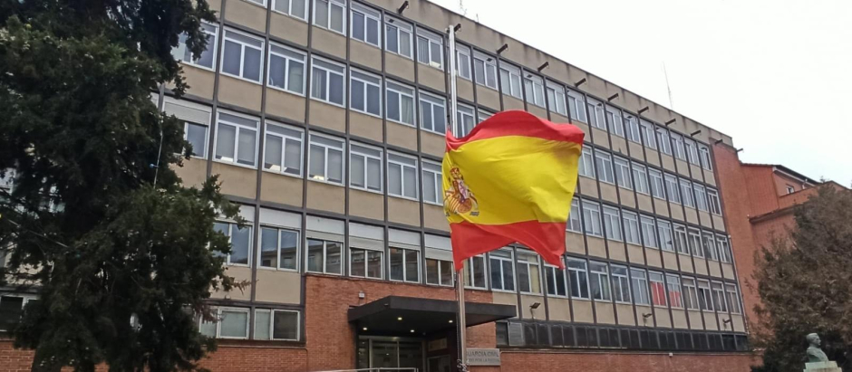 Comandancia de Pamplona de la Guardia Civil con la bandera a media asta por los agentes asesinados en Barbarte