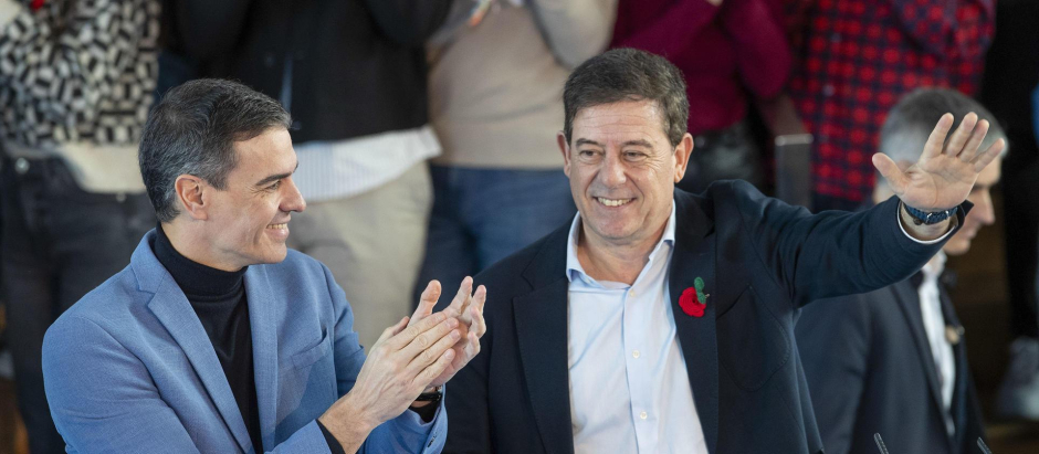 El líder del PSOE, Pedro Sánchez, junto a su candidato José Ramón Gómez Besteiro
