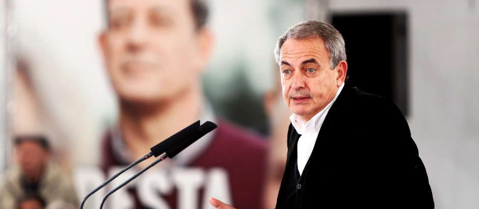 El expresidente del Gobierno, José Luis Rodríguez Zapatero, interviene durante un mitin electoral del PSOE gallego