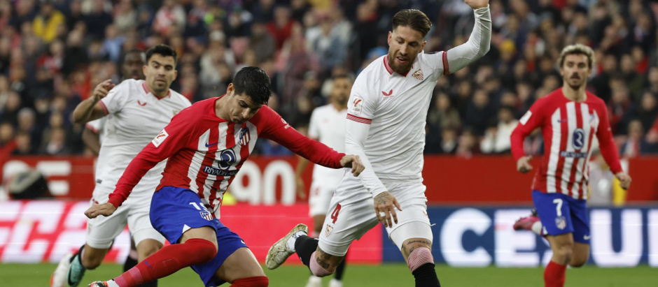 Morata dispara a puerta en el Sevilla - Atlético de Madrid