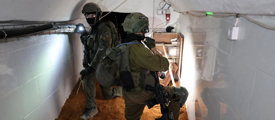 Soldados israelíes en el interior del túnel de Hamás localizado bajo la sede de la UNRWA en Gaza