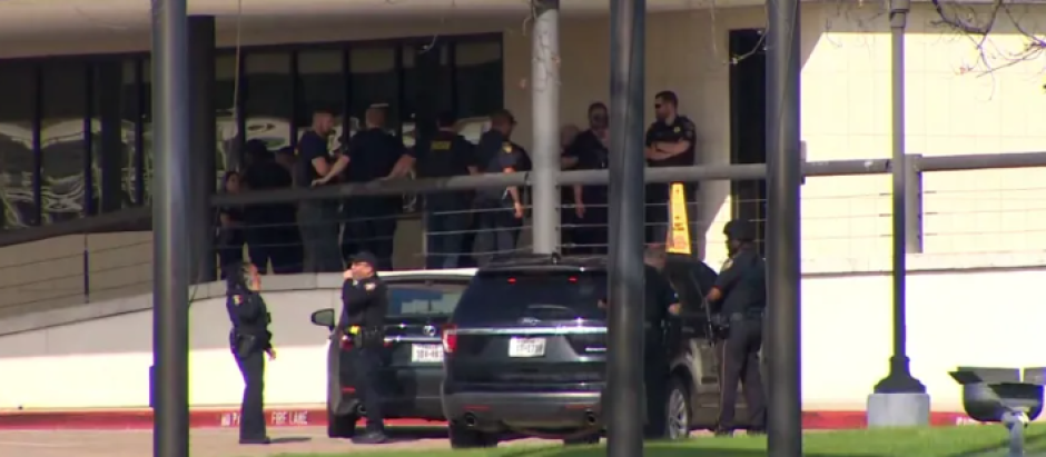 La policía a las puertas de la Iglesia Lakewood, en Houston