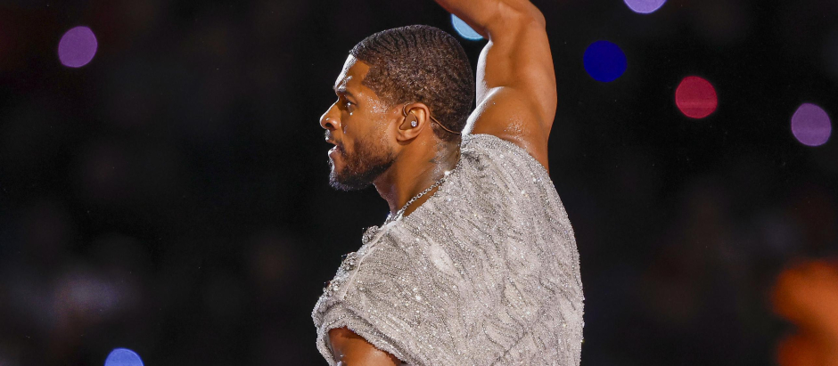 Usher durante su actuación en la Super Bowl