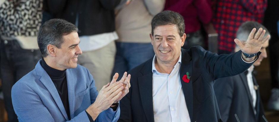 El líder del PSOE, Pedro Sánchez, junto a su candidato José Ramón Gómez Besteiro