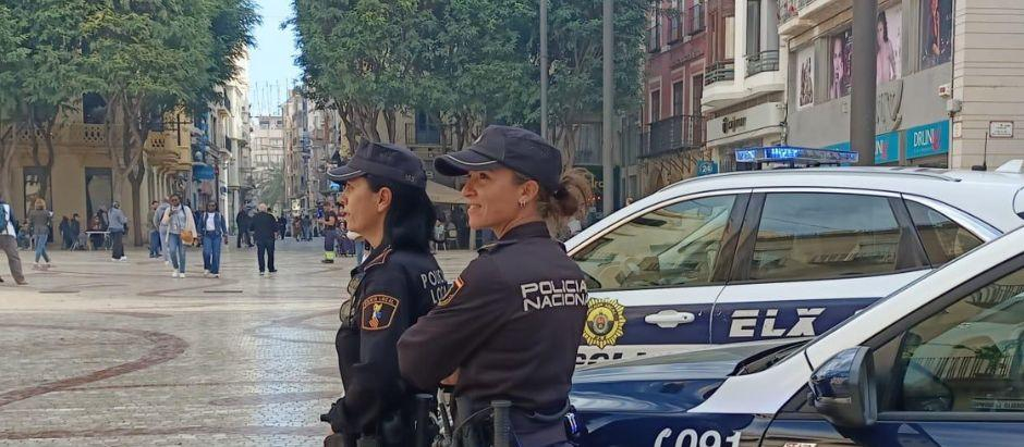Una agente de la Policía Local de Elche junto a otra de la Policía Nacional