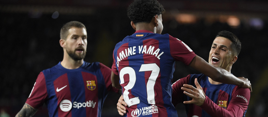 Iñigo Martínez, Lamine Yamal y Joao Cancelo en la celebración de un gol del Barça