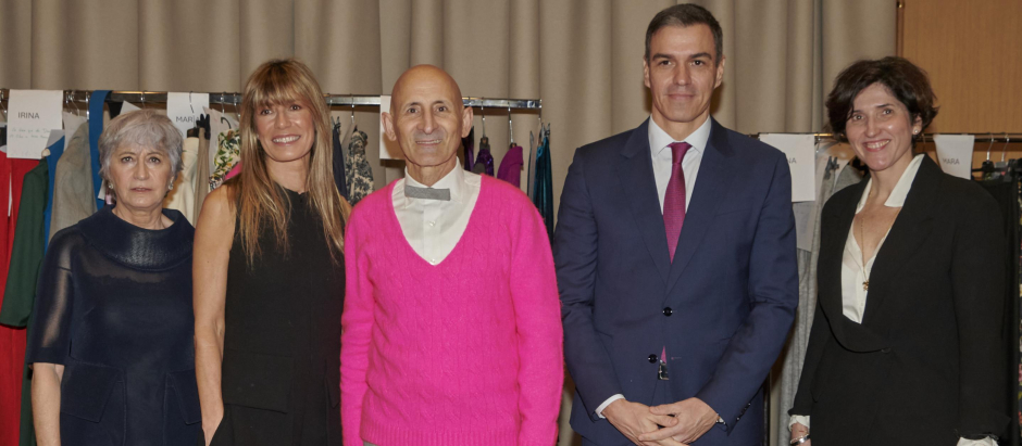 MADRID, 13/02/2024.- El presidente del Gobierno, Pedro Sánchez (2d), y su mujer, Begoña Gómez (2i), posan junto al diseñador Modesto Lomba (c), tras asistir este martes al desfile de la firma Debota&Lomba de presentación de su colección 'Biblioteca' en el Ateneo de Madrid, este martes. EFE/ Devota & Lomba -SOLO USO EDITORIAL/SOLO DISPONIBLE PARA ILUSTRAR LA NOTICIA QUE ACOMPAÑA (CRÉDITO OBLIGATORIO)-