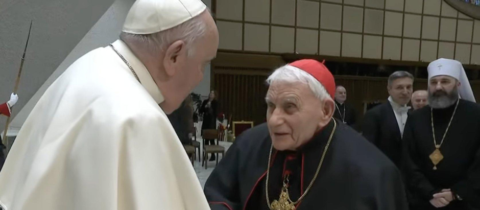 El Papa Francisco ha saludado al cardenal Simoni tras la audiencia general