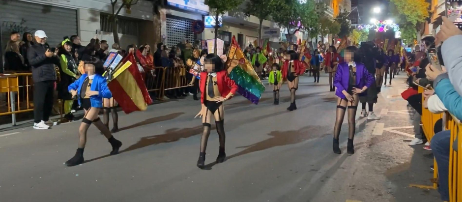 Comparsa Osadía, durante el Carnaval de Torrevieja, en el que sexualizaron a menores de edad