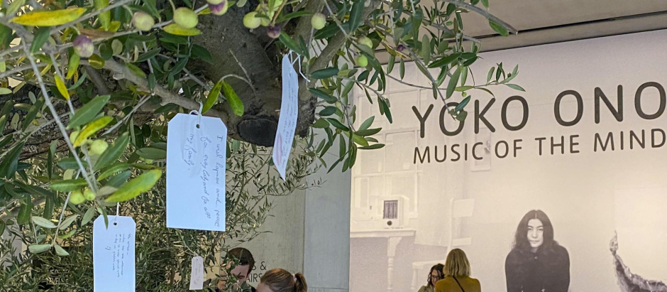 Árboles para colgar deseos a la entrada de la nueva exposición de Yoko Ono, ''Music of the Mind', en la Tate Modern