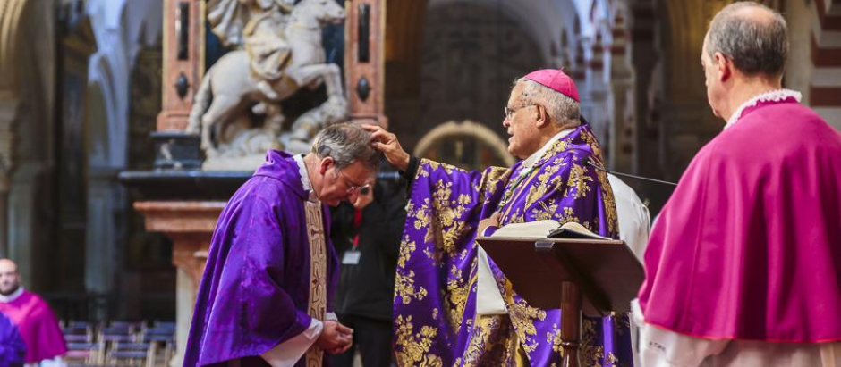 Demetrio Fernández, Obispo de Córdoba, impone la ceniza al deán Joaquín Alberto Nieva