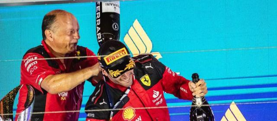 Vasseur, jefe de equipo en Ferrari, celebra con Carlos Sainz su victoria en Singapur