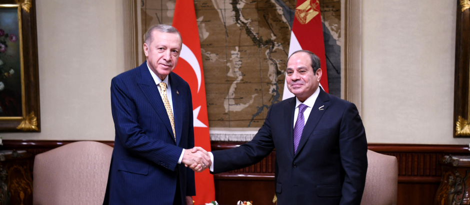 El presidente egipcio Abdel Fattah al-Sisi junto al presidente turco Recep Tayyip Erdogan